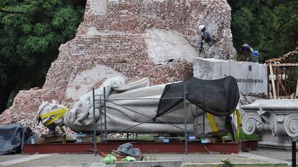 El monumento a Cristóbal Colón aún está desarmado frente a Aeroparque