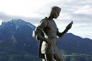 Entre un hijo que llora a su padre y un padre que coloca un libro en las manos de su hijo muerto