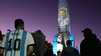 El monumento a la bandera de Rosario teñido de celeste y blanco con motivo del Mundial Qatar