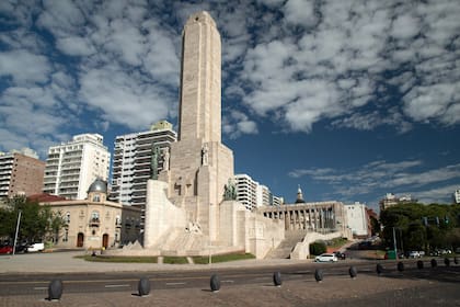 El monumento a la Bandera, en Rosario, se inauguro un día como este de 1957; fue construido en colaboración por Alejandro Bustillo y  Ángel Guido