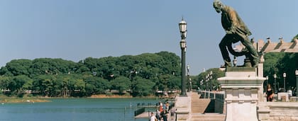 El monumento a Luis Viale, aún hoy presente en la Costanera.