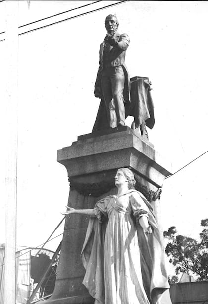 El monumento a Paso, obra de Torcuato Tasso. Se inauguró en 1910 en la entonces llamada Plaza Independencia que se encontraba en las avenidas Independencia y 9 de julio. En 1969, por el ensanche de la avenida, fue trasladado a su actual ubicación, la plaza que lleva su nombre en Moldes y Virrey Arredondo (Colegiales).
