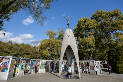 El monumento a Sadako Sasaki en el centro de Hiroshima. Ella aparece en lo alto, como si estuviera crucificada en una grulla de papel.