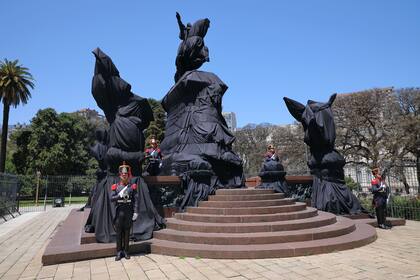 El Monumento a San Martín, en Retiro, fue "eclipsado" por la artista Dolores de Argentina