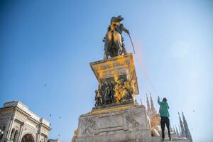 Volvieron los ataques vandálicos: ambientalistas rociaron un monumento en la plaza del Duomo de Milán