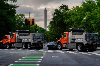 El Monumento a Washington detrás de camiones previo al desfile militar que celebra el 250mo aniversario del Ejército de Estados Unidos y coincide con el 79no cumpleaños del presidente Donald Trump, el sábado 14 de junio de 2025, en Washington. (AP Foto/Julia Demaree Nikhinson)