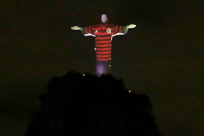 El monumento al Cristo Redentor, en Río de Janeiro, vestido con los colores de Flamengo gracias a un juego de luces.