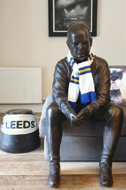 El monumento al Loco: la efigie de Bielsa, con una bufanda del club inglés en el que lo veneran.