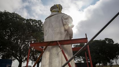 El monumento de Colón fue removido del lugar que durante años ocupo detrás de la Casa Rosada, hoy está deteriorandose frente al aeroparque