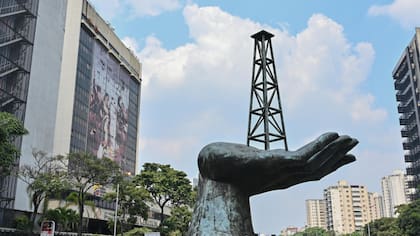 El Monumento de la Paz delante de la sede de la petrolera estatal venezolana PDVSA, en Caracas (AFP)