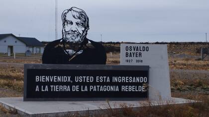 El monumento intalado en 2023, el día de la Memoria, a 27 km de Río Gallegos.