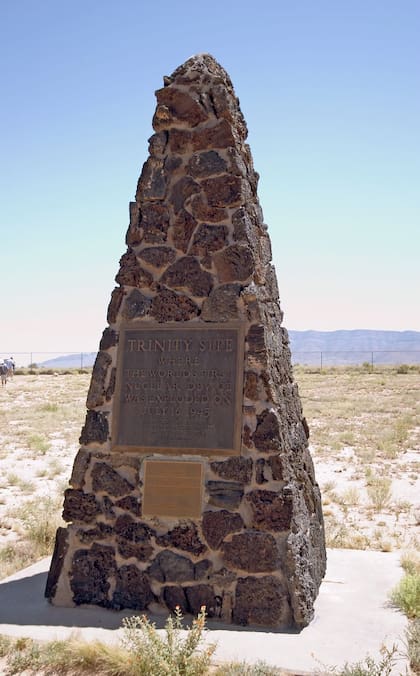 El monumento que marca el punto donde explotó la primera bomba atómica de la historia, el 16 de julio de 1945, en Nuevo México