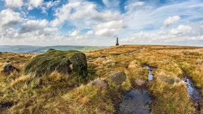 El monumento Stoodley Pike domina el horizonte de Upper Calder Valley