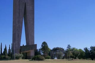 El pueblo oculto en La Pampa que esconde el monumento más grande de John F. Kennedy fuera de EE.UU.