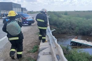 Un camionero perdió el control del vehículo en una autopista y cayó de un puente a un arroyo
