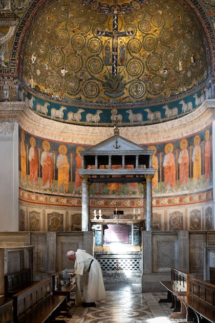 El mosaico de "El Triunfo de la Cruz" se destaca en la cuenca del ábside de San Clemente al Laterano