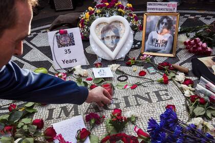 El mosaico Imagine es parte de Strawberry Fields, un monumento a John Lennon en Central Park, frente al Dakota