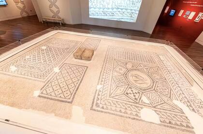 El mosaico incluye varias inscripciones en griego que ofrecen pistas sobre la vida y organización de las comunidades cristianas primitivas (Museo de la Biblia)