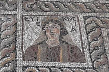 El mosaico se encontró en el piso de una lujosa villa de la región y se cree que la mujer representada es la dueña del lugar
