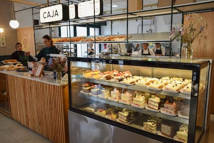 El mostrador exhibe las tortas súper decoradas.