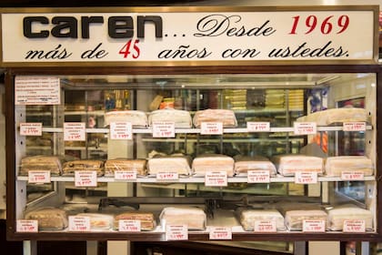 El mostrador vintage que exhibe la amplia variedad de sándwiches hechos en el día.