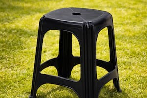 Cuál es la verdadera función del agujero en las banquetas de plástico