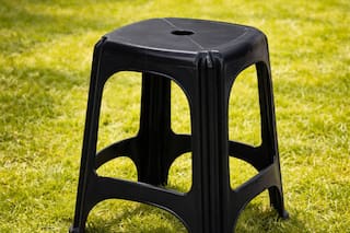 Cuál es la verdadera función del agujero en las banquetas de plástico