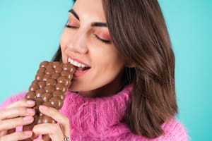 El motivo por el que las mujeres tienen ganas de comer chocolate durante su periodo (Foto: Freepik)