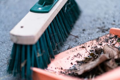 El motivo por el que no hay que guardar la escoba hacia arriba en casa