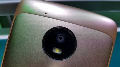 La cámara del G5 tiene foco por detección de fases y 13 megapixeles; la del G5 Plus, 12 megapixeles pero apertura f/1.7