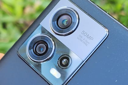 El Moto Edge 30 Fusion tiene una cámara principal de 50 megapixeles y un gran angular con macro de 13 megapixeles