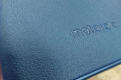El Moto Edge 30 Fusion tiene una versión en azul con un acabado símil cuero muy agradable al tacto