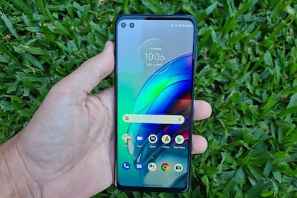 El Moto G100 tiene una pantalla de 6,7 pulgadas y resolución FullHD+; tiene dos cámaras frontales, con una lente normal y una gran angular