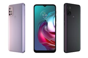 El Moto G30, el nuevo smartphone de la línea de gama media de Motorola, con sus dos diseños de aspecto tornasolado en lila y gris