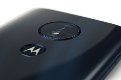 El Moto G6 Play tiene una cámara de 13 megapixeles; el logo de Motorola es, en realidad, el sensor de huellas digitales