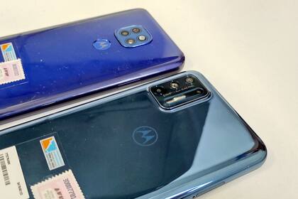 El Moto G9 Play posee un sensor principal de 48 megapixeles en su sistema de triple cámara, mientras que la cuádriple cámara del Moto G9 Plus dispone de un sensor principal de 64 megapixeles y un gran angular de 118 grados