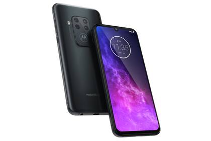 El Moto One Zoom tiene cuatro cámaras traseras (de 48 megapixeles, con gran angular, zoom 3x y sensor de profundidad). El sensor de huellas digitales frontal está detrás en la pantalla