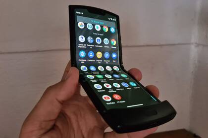 Hasta ahora, la industria ha optado por dos diseños: uno es el del clásico teléfono con tapita, con una bisagra que permite plegarlo en forma vertical