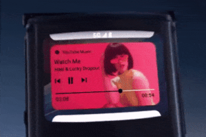 El Moto Razr 5G tiene una pantalla interna plegable, y una pantalla externa para ver notificaciones con el teléfono cerrado