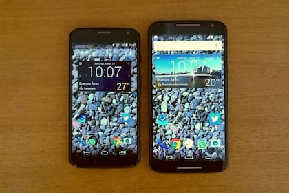 El Moto X original (con pantalla de 4,7 pulgadas) junto al nuevo (pantalla de 5,2 pulgadas)