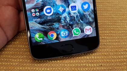 El Moto Z2 Play permite usar el sensor de huellas digitales para las tres acciones de Android (inicio, atrás, aplicaciones recientes)