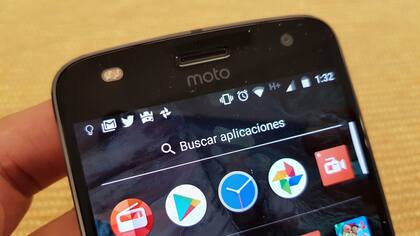 El Moto Z2 Play tiene una cámara frontal de 5 megapixeles con su propio flash de dos tonos para selfies bien iluminadas