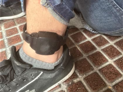 la tobillera transmite señales codificadas mediante radiofrecuencia, informando si está correctamente colocada, posibles intentos de manipulación, el nivel de batería y si se mantiene dentro del rango de la unidad domiciliaria