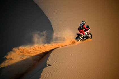 El motociclista argentino Kevin Benavides participa durante la etapa 2 del Rally Dakar 2021 entre Bisha y Wadi Ad-Dawasir en Arabia Saudita