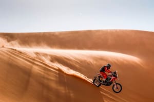 Dakar. Buena actuación de Kevin Benavides y un día fatal para Carlos Sainz