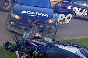 Persecución a toda velocidad en Rosario: un motociclista que escapó de un control embistió a un patrullero