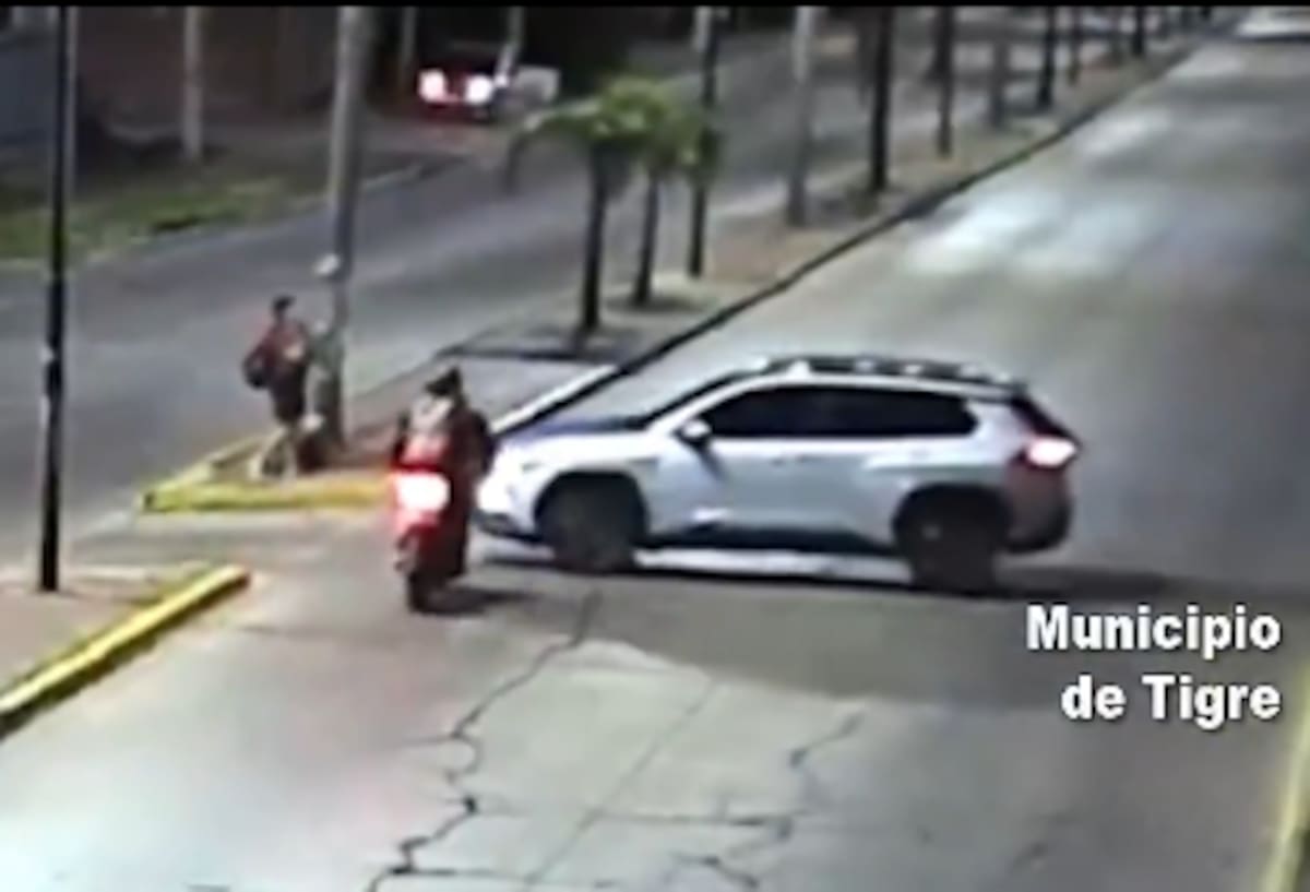 Ele dirigia o carro sob efeito de drogas, da cruz vermelha e causou forte pancada, na qual o motociclista ficou ferido