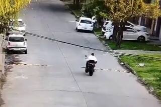 Llevaba droga en una moto robada, perdió el control y murió tras estrellarse contra un poste