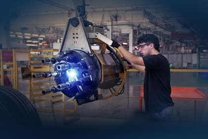 El motor de la producción se encuentra en el Centro Industrial Juan Manuel Fangio, en Virrey del Pino. Ahí se fabrican los camiones Accelo y Atego y los chasis de buses OH y OF.