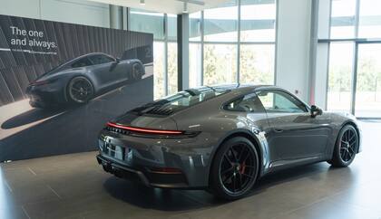 El motor eléctrico se ubica entre el compresor y la turbina para acelerar el turbocompresor y aumentar la presión de sobrealimentación